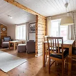 Eliassen Rorbuer Reine